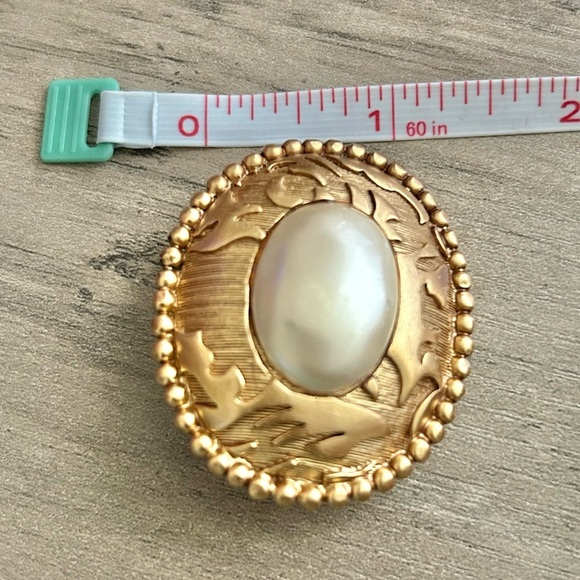 Vintage Gold and Pearl Large Clip On Earrings - Picture 4 of 5